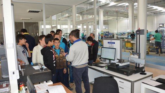 Mesleki yönlendirme kapsamında Yemişli Ortaokulu öğrencilerinin Kazcıoğlu Otomotiv fabrika gezisi