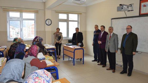 İlçe Kaymakamımız ve İlçe Milli Eğitim Müdürümüz Halk Eğitim Bünyesinde açılan okuma yazma kursunu ziyaret ettiler.