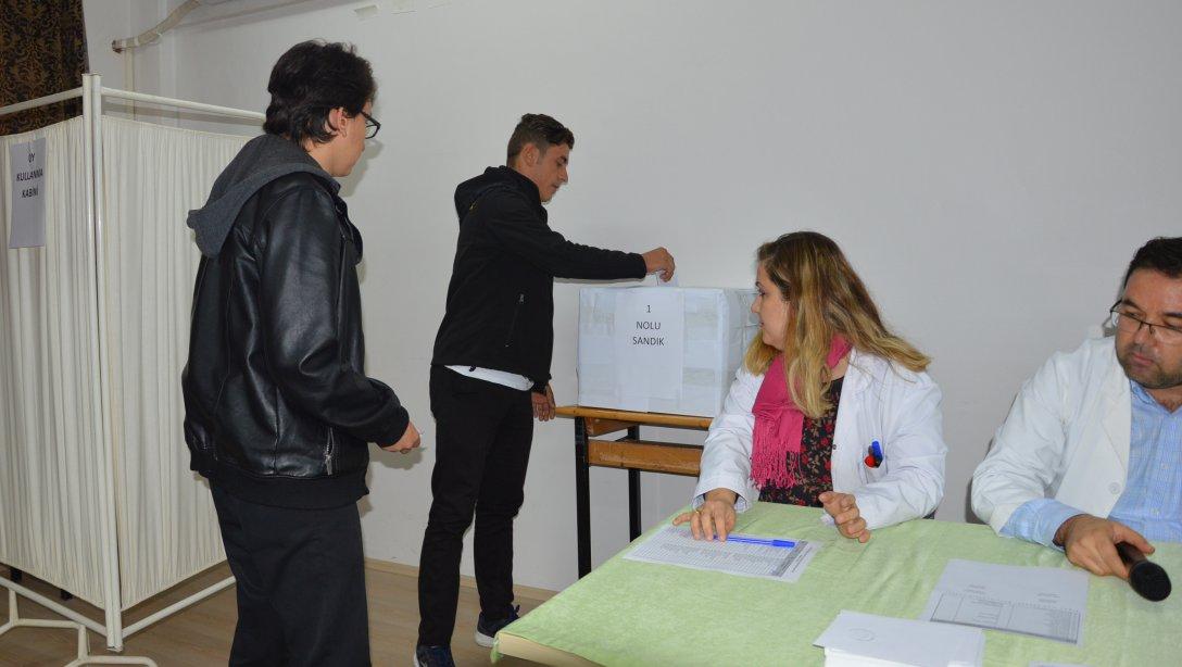 Simav ilçe öğrenci meclisi seçimi gerçekleştirildi.