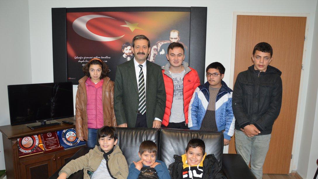 3 Aralık Dünya  Engelliler Günü´nde Simav Özel Eğitim Okulu öğrencilerimiz İlçe Milli Eğitim Müdürümüz Mehmet ŞİRİKÇİ´ yi makamında ziyaret ettiler.