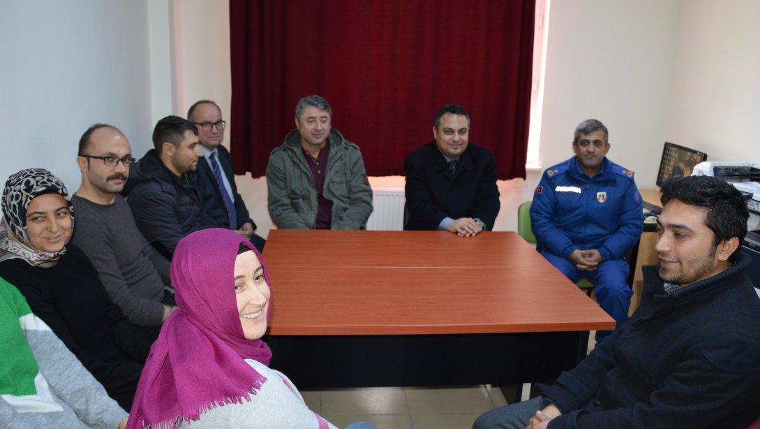 İlçe Kaymakamımız Türker Çağatay HALİM başkanlığında İlçemiz Darıcı İlkokulu ve Ortaokulu´nda öğretmenlerle okul güvenlik toplantısı yapıldı.