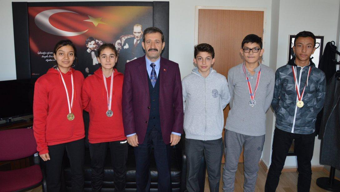 Okullar arası kros grup yarışmalarında dereceye giren öğrencilerimiz İlçe Milli Eğitim Müdürümüz Mehmet ŞİRİKÇİ´yi makamında ziyaret etti.
