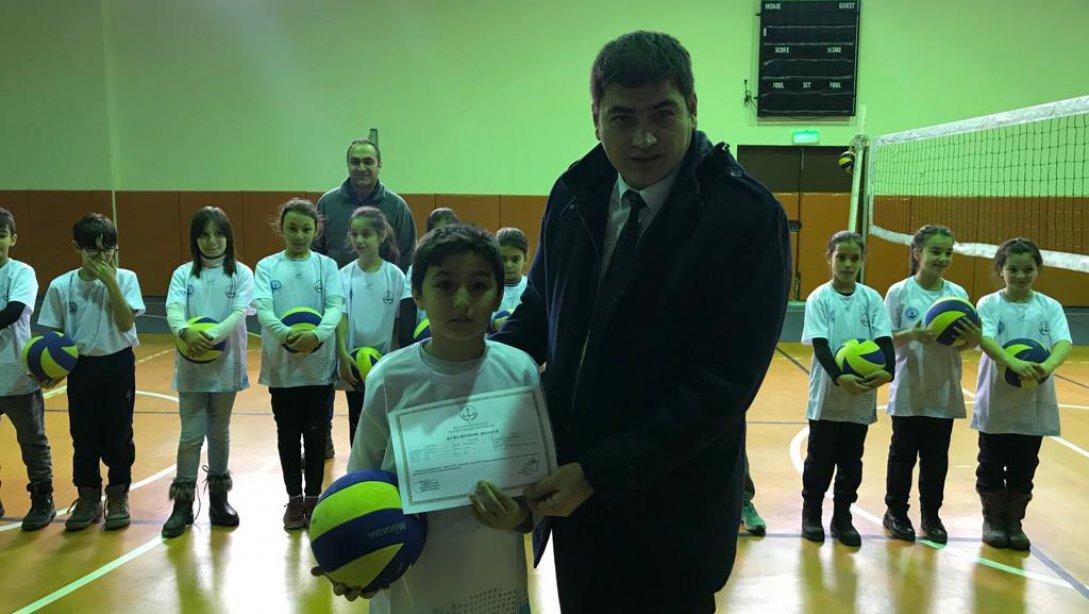 Simav Halk Eğitim Merkezi Müdürlüğü tarafından düzenlenen voleybol kursunu tamamlayan 35 öğrencimize düzenlenen törenle belgeleri verildi.
