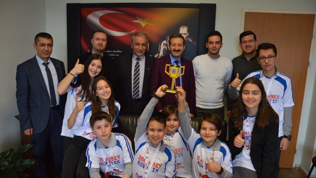 First Lego League 15. Sezon Robot ve Bilim turnuvalarında ödül alan Osmanbey Robotik Takımı İlçe Milli Eğitim Müdürümüz Mehmet ŞİRİKÇİ´yi makamında ziyaret etti.