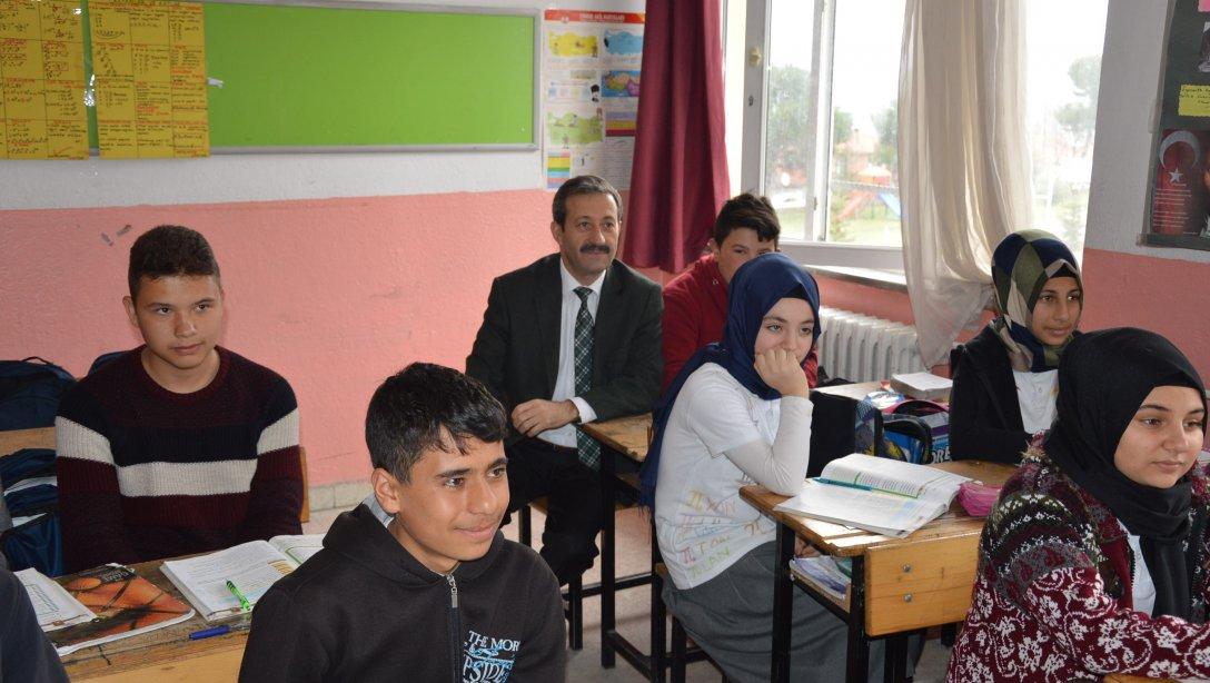 İlçe Milli Eğitim Müdürümüz Mehmet ŞİRİKÇİ; Yeniköy Ortaokulu ve Hisarbey Ortaokulu 8. sınıf öğrencilerimizle; Vizyon sahibi olmak, empati, akıl ve vicdan görmekliği konularında sohbet etti.