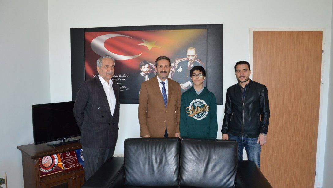 TÜBİTAK bölge finaline katılmaya hak kazanan Osmanbey Ortaokulu öğrencimiz Utkan DEMİRLİ; İlçe Milli Eğitim Müdürümüz Mehmet ŞİRİKÇİ´yi makamında ziyaret etti.