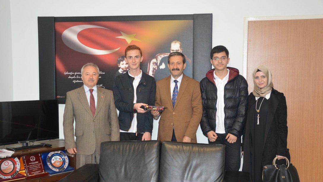 13. Uluslar Arası Robot Yarışması´na katılacak olan Nurullah Koyuncuğolu A.L. öğrencileri Milli Eğitim Müdürümüz Mehmet ŞİRİKÇİ´yi makamında ziyaret ettiler.