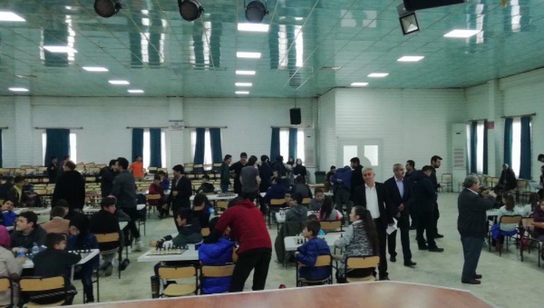 Simav Halk Eğitim Merkezi Müdürlüğü tarafından düzenlenen geleneksel satranç turnuvası bu yıl Yeni Düğün Salonu´nda gerçekleştirildi.