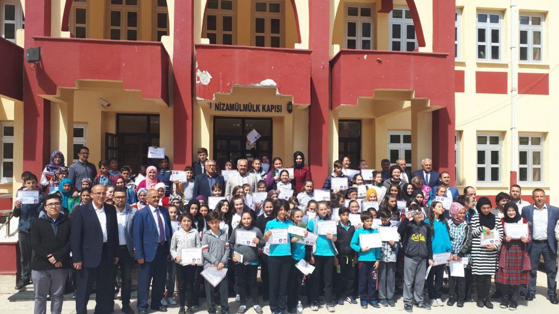 Anadolu İmam Hatip Lisesi ev sahipliğinde ortaokullar arası naat okuma, 40 hadis ve Esma-ül Hüsna ezber okuma yarışması düzenlendi.