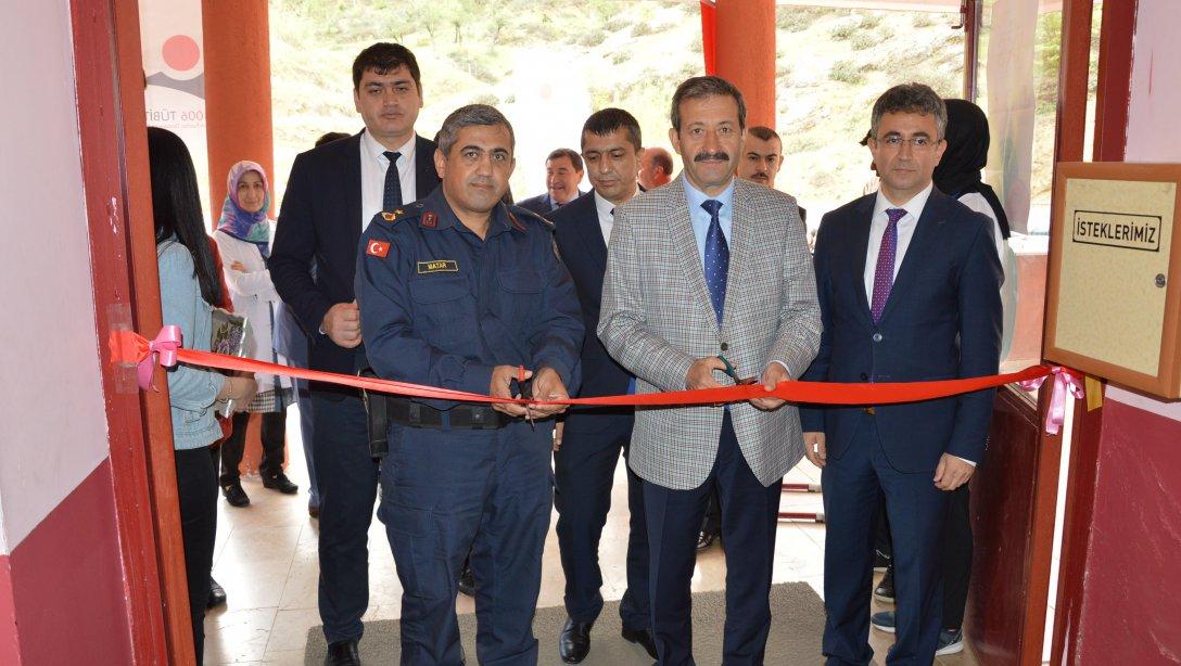 Cumhuriyet Anadolu Lisesi TÜBİTAK 4006 Bilim Fuarı açıldı.
