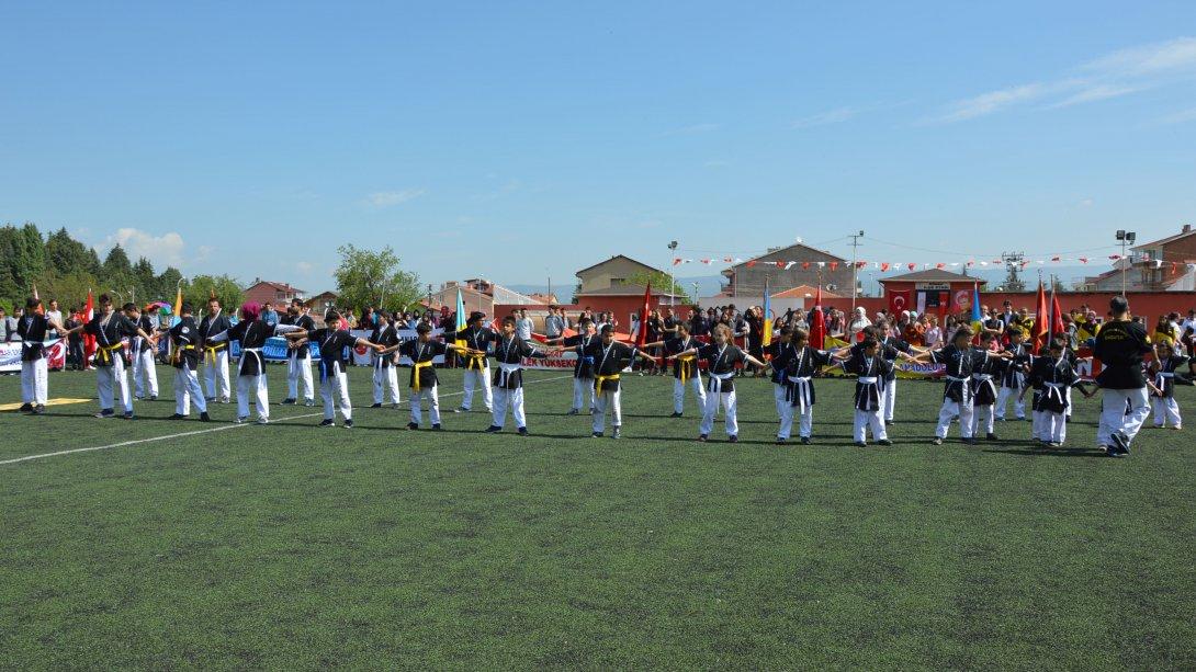 19 Mayıs Atatürk'ü Anma, Gençlik ve Spor Bayramı İlçemiz Akbaldır Stadın'da coşkuyla kutlandı.