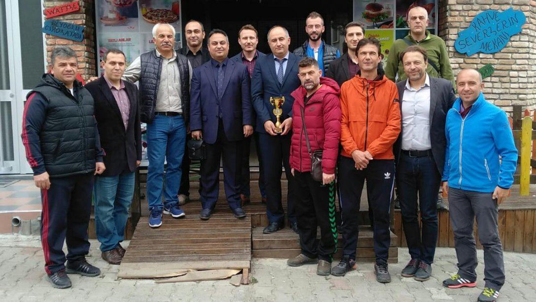 Sayın Kaymakamımız Türkiye Öğretmenler kupası Ege Bölge Birincisi olan Simav ilçe Milli Eğitim Erkek Voletbol takımını kabul etti.
