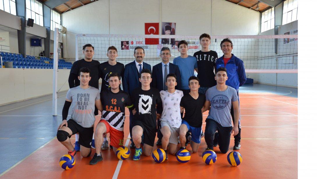 İlçemiz Simav Cumhuriyet Anadolu Lisesi erkek voleybol takımı antrenmanına  milli eğitim müdürümüz Mehmet ŞİRİKCİ nin ziyareti.