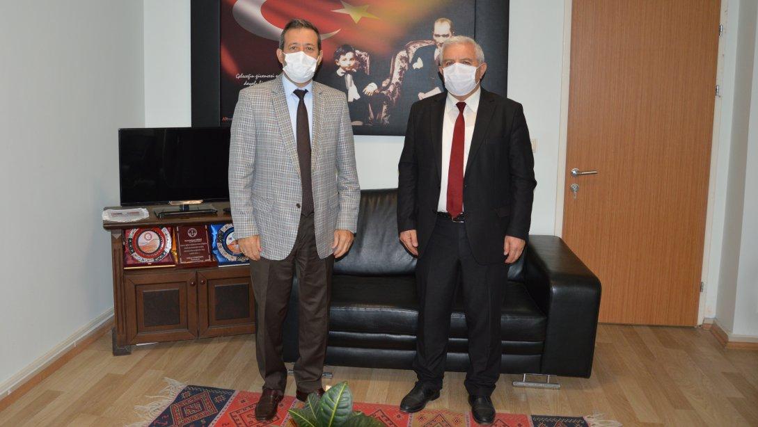 Simav Meslek Yüksek Okulu Müdürü Prof. Dr. Rüştü GÜNTÜRKÜN, İlçe Milli Eğitim Müdürümüz Mehmet ŞİRİKÇİ'yi makamında ziyaret etti.