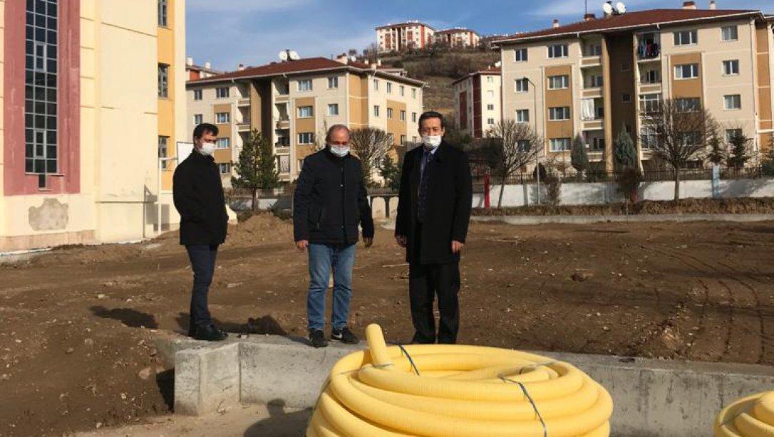 İlçe Milli Eğitim Müdürümüz Mehmet ŞİRİKÇİ 19 Mayıs Ortaokulu Bahçesi'ne yapılmakta olan halı saha inşaatını yerinde inceledi.