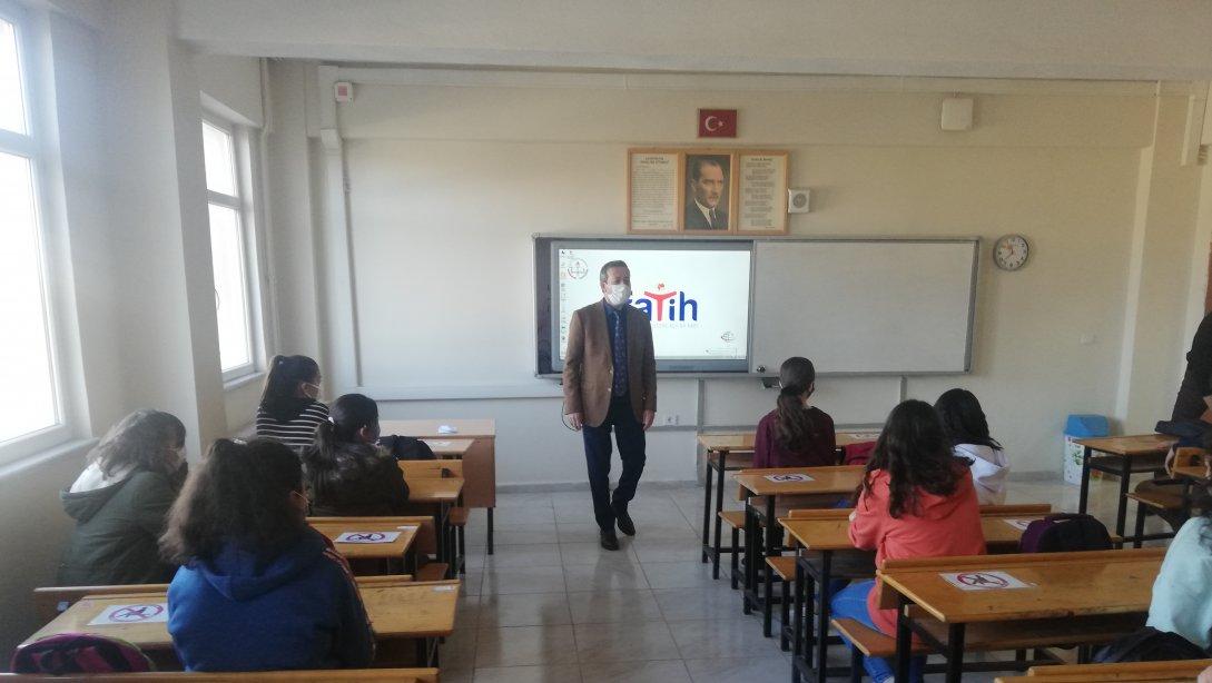 İlçe Milli Eğitim Müdürümüz Mehmet ŞİRİKÇİ Dört Eylül Ortaokulunda 8. sınıflara yönelik açılan Destekleme ve Yetiştirme Kursunu ziyaret etti.