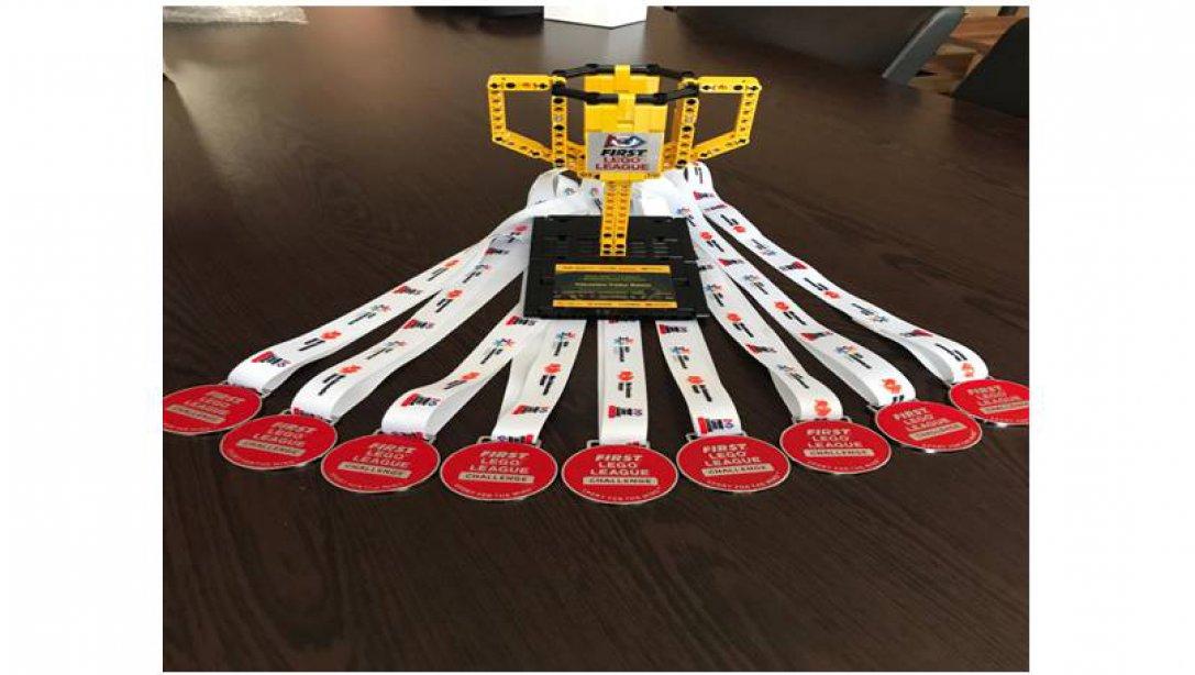 First Lego League Ortaokul yerel turnuvalarında yükselen yıldız kupasını kazanan Osmanbey Ortaokulu öğrencileri, kupa ve madalyalarını Simav İlçe Milli Eğitim Müdürü Mehmet ŞİRİKÇİ'den aldılar.