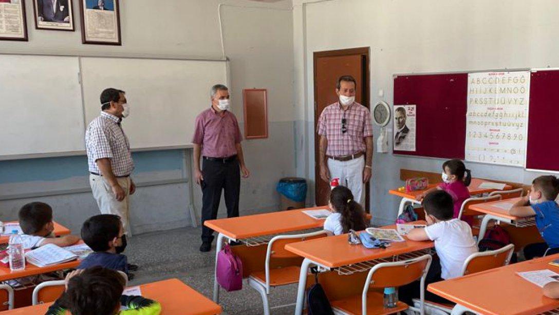 Milli Eğitim Müdürümüz Mehmet ŞİRİKÇİ Telafide Bende Varım Programı etkinliklerini Atatürk İlkokulu'nda inceledi.