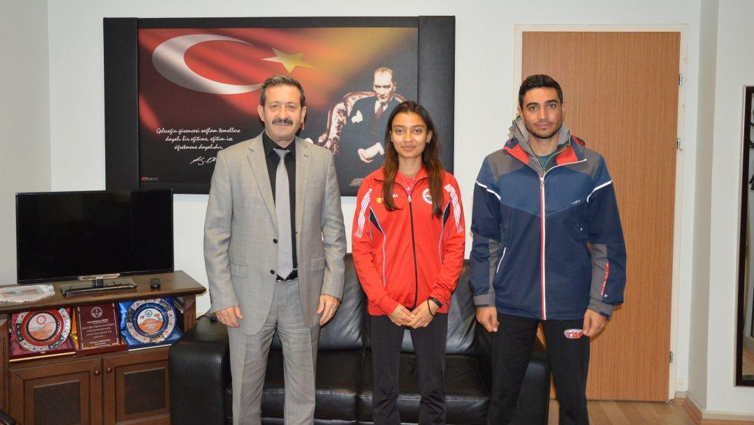 Türkiye Dağ Koşuları Şampiyonası Milli Takım Seçmelerinde Türküye 2.'si olarak Milli takım sporcusu seçilen Sıla ATA ve Antrenörü Yıldıray KAYA İlçe Milli Eğitim Müdürümüz Mehmet ŞİRİKÇİ'yi makamında ziyaret ettiler.