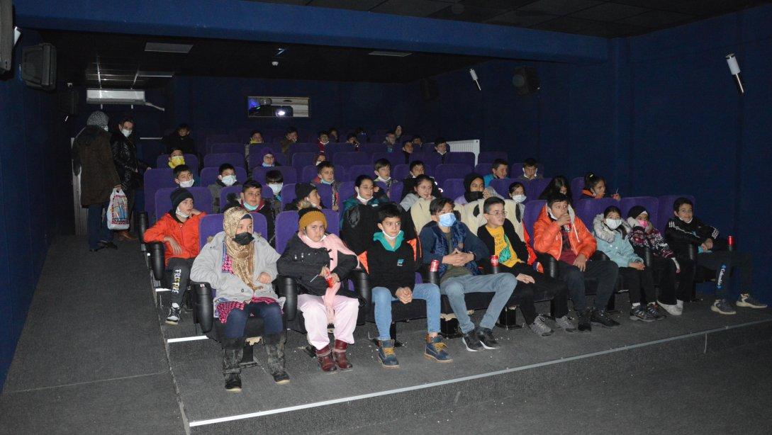 Mehmet Akif ERSOY'u Anma Günü kapsamında Simav Belediyesi sponsorluğunda 20-23/12/2021 tarihleri arasında günde 4 seans olmak üzere toplam 16 seansta 944 öğrencimiz (AKİF) filmini izleyebileceklerdir.