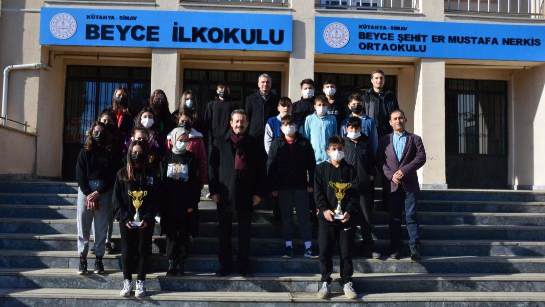 Beyce Şehit Er Mustafa Nergiz Ortaokulu voleybol yıldız erkekler takımı il 1.'si olarak bölgede ilimizi temsil edecek.
