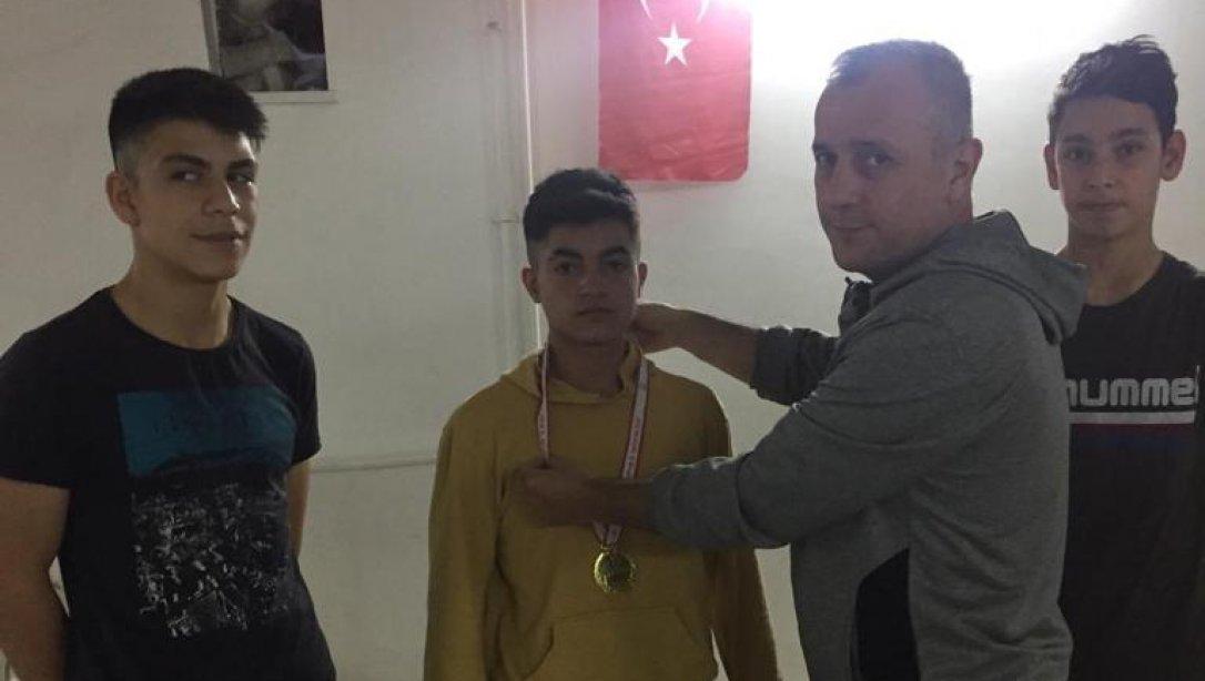 Beyce Şehit Er Mustafa Nergiz Ortaokulu öğrencisi Emre Can BABACAN halterde 52 kiloda Uşak il 1.si oldu.