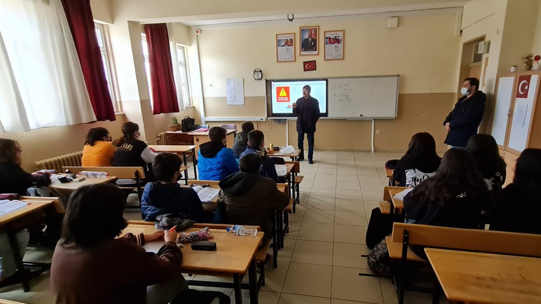 İlçe Milli Eğitim Müdürümüz Mehmet ŞİRİKÇİ Simav Şehit Ali Yılmaz Ortaokulu'nda hafta sonu DYK kursuna katılan öğrencileri ziyaret ederek sohbet ettiler.