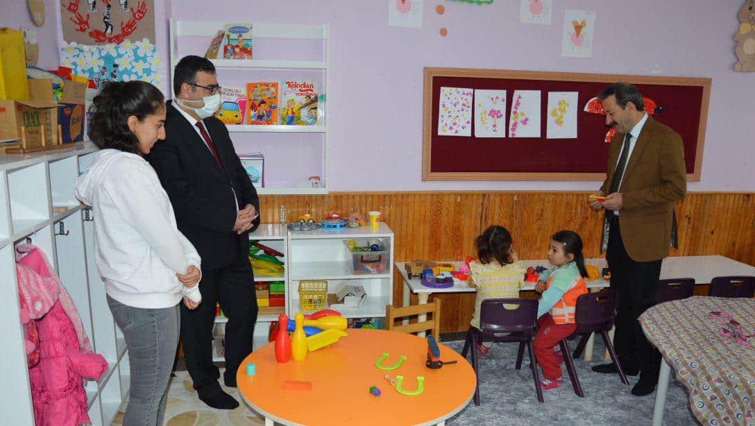 İlçe Milli Eğitim Müdürümüz Mehmet ŞİRİKÇİ ve İlçe Milli Eğitim Şube Müdürümüz Bayram Bülent YILDIRIM Temel Eğitimde 10 bin okul Projesi kapsamında açılan Yeniköy ve Efir Anasınıflarını ziyaret ettiler.