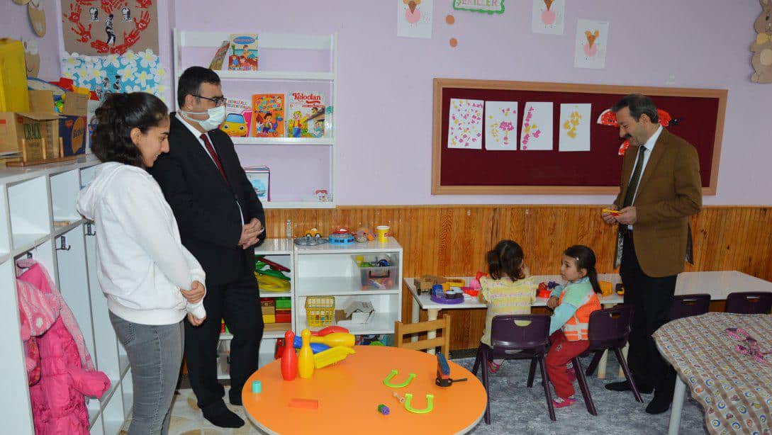 İlçe Milli Eğitim Müdürümüz Mehmet ŞİRİKÇİ ve İlçe Milli Eğitim Şube Müdürümüz Bayram Bülent YILDIRIM Temel Eğitimde 10 bin okul Projesi kapsamında açılan Gölköy Anasınıfını ziyaret ettiler.