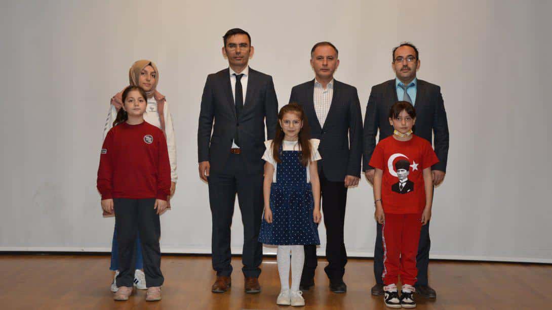 23 Nisan Ulusal Egemenlik ve Çocuk Bayramı Kutlama Programı kapsamında ilkokul öğrencileri arasında şiir okuma yarışması gerçekleştirildi.