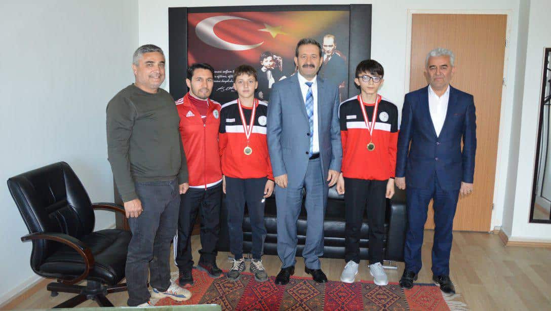 Grekoromen ve Serbest Güreş Türkiye Şampiyonasında dereye giren minik pehlivanlarımız İlçe Milli Eğitim Müdürümüz Mehmet ŞİRİKÇİ'yi ziyaret etti.