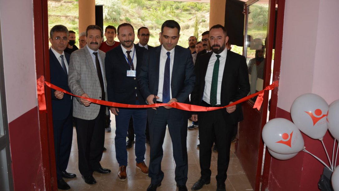 Simav Cumhuriyet Anadolu Lisesi'nin ikinci kez düzenlediği TÜBİTAK 4006 Bilim Fuarı açıldı.