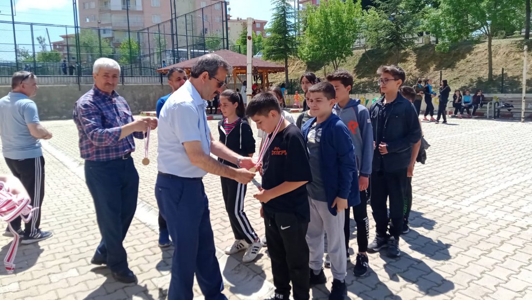 Borsa İstanbul Esenevler Ortaokulunda Geleneksel çocuk oyunları şenliği düzenlendi.