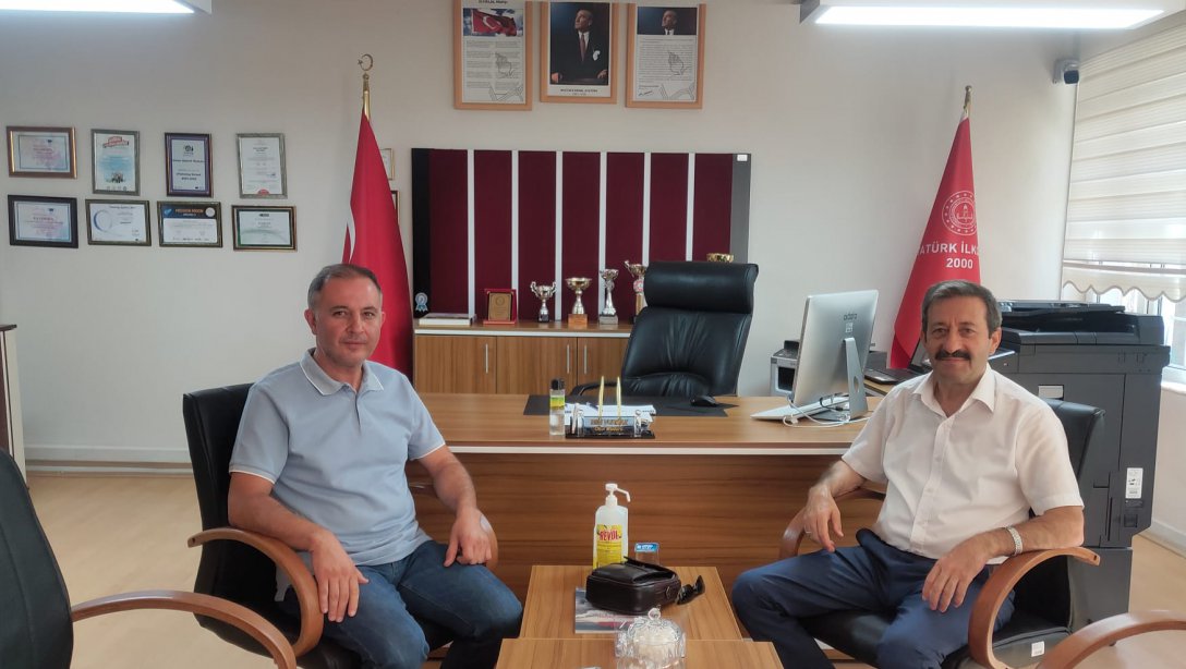 İlçe Milli Eğitim Müdürümüz Mehmet ŞİRİKÇİ, Atatürk İlkokulu'na müdür olarak atanan Bilal VURMAZ'a hayırlı  olsun ziyaretinde bulundu.