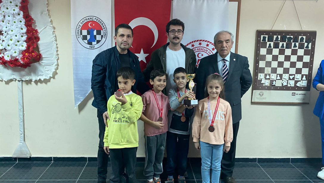 Atatürk İlkokulu minikler satranç takımı Kütahya'da  yapılan  turnuvada  il 3.sü olmuştur.
