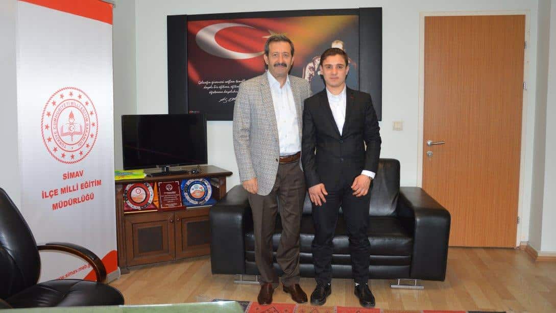Hafızlık yarışmasında bölge birincisi olan Simav AİHL öğrencisi Salih ve okul yöneticileri İlçe Milli Eğitim Müdürümüz Mehmet ŞİRİKÇİ'yi ziyaret etti.
