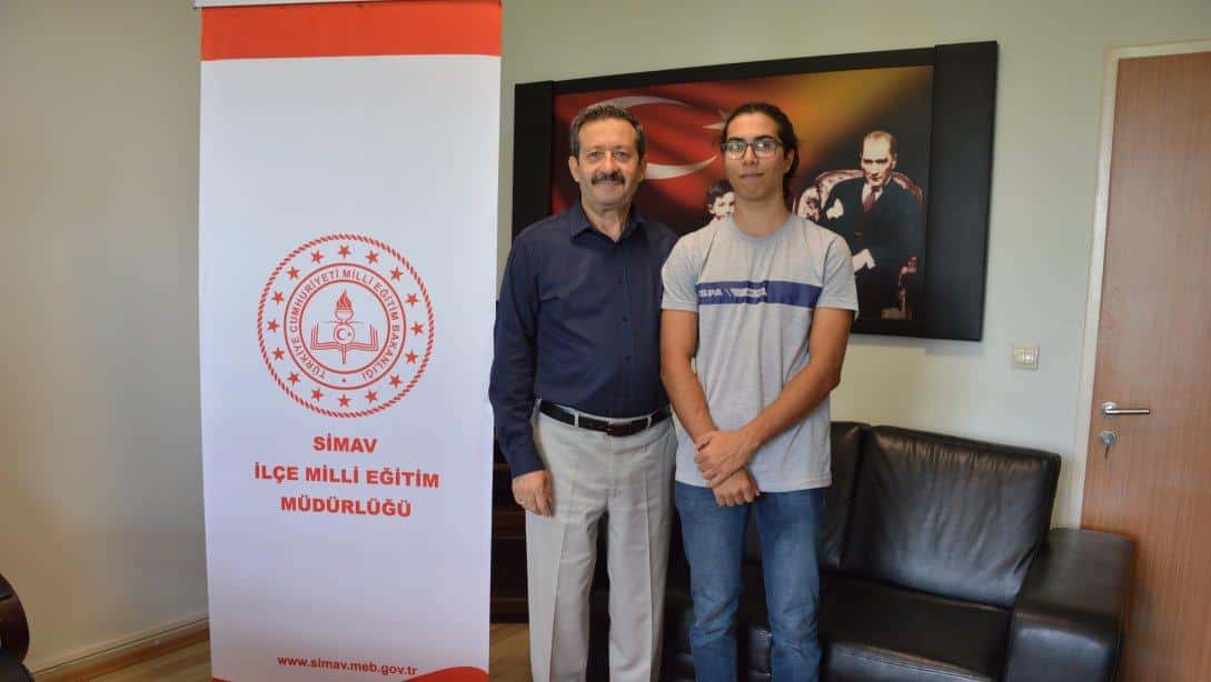 YKS Kütahya İl birincisi Utkan Demirli İlçe Milli Eğitim Müdürümüz Mehmet Şirikçi'yi makamında ziyaret etti.
