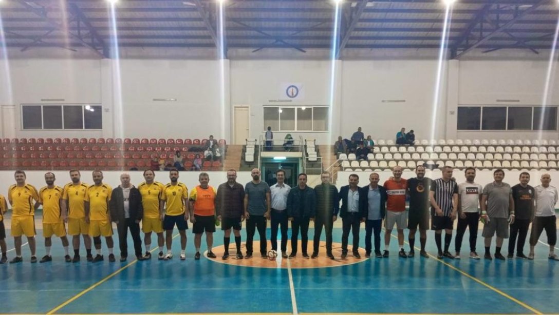 İlçe Milli Eğitim Müdürümüz İsmail Güven 24 Kasım Öğretmenler Günü kapsamında düzenlediğimiz Futsal maçını izledi.