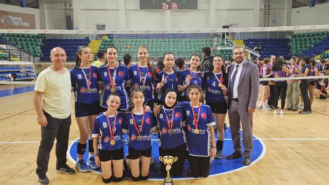 Nurullah Koyuncuoğlu Anadolu Lisesi Genç Kızlar A grubu voleybol turnuvası il şampiyonu oldu.