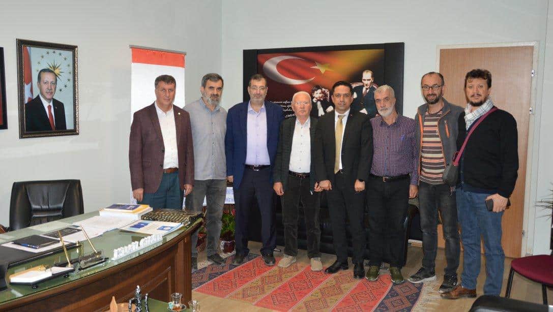 İHH Simav İlçe Temsilcisi Mehmet Ersoy ve yönetim kurulu üyeleri  İlçe Milli Eğitim Müdürümüz İsmail Güven'e hayırlı olsun ziyaretinde bulundu.