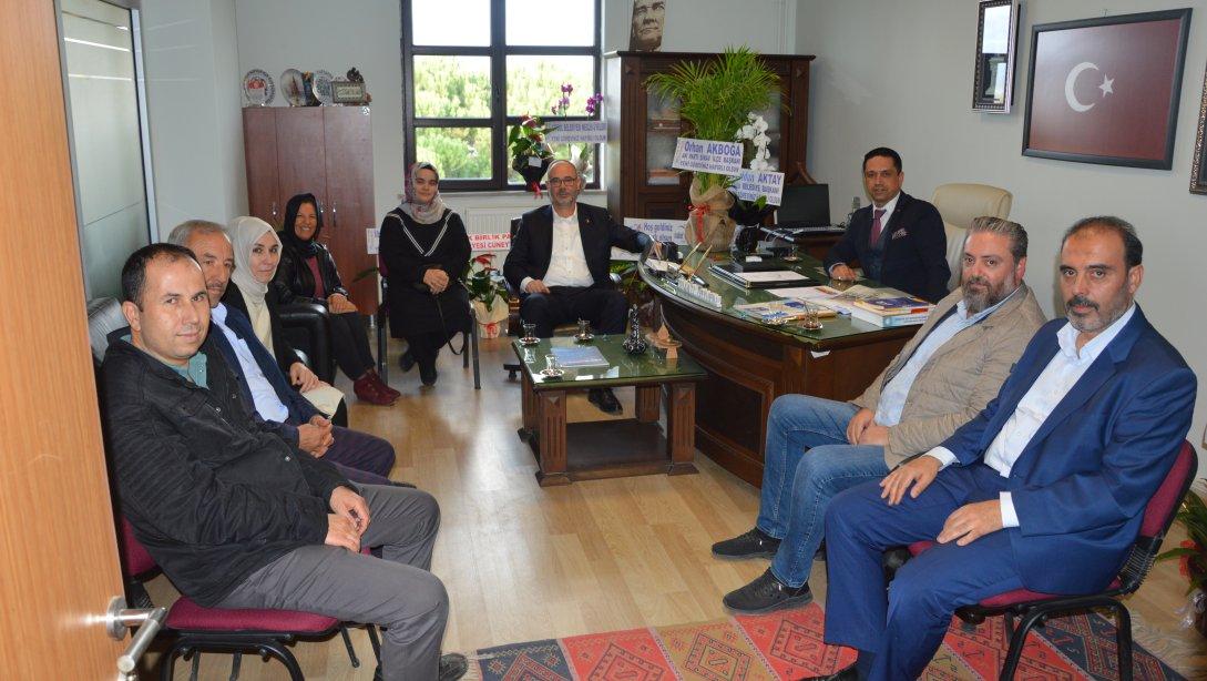 Ak Parti Simav İlçe Başkanı Orhan Akboğa ve yönetim kurulu üyeleri İlçe Milli Eğitim Müdürümüz İsmail Güven'e hayırlı olsun ziyaretinde bulundu.