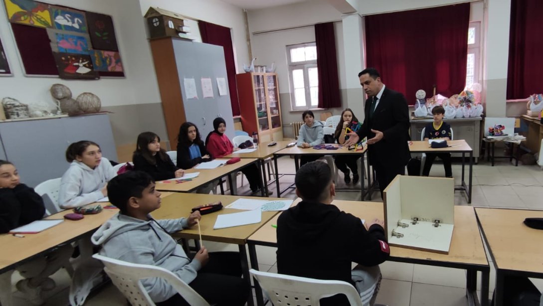 İlçe Milli Eğitim Müdürümüz İsmail Güven Osmanbey Ortaokulu'nu ziyaret etti.