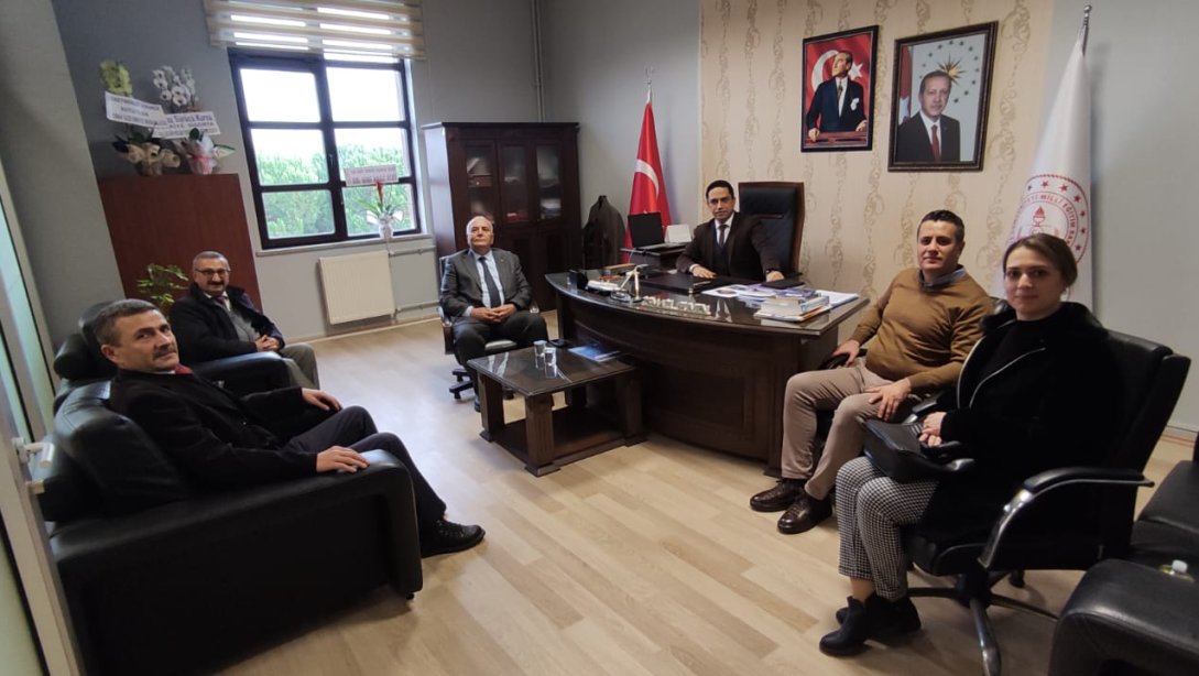 Simav Ticaret ve Sanayi Odası Başkanı Şeref Kazcıoğlu ve Özel Şeref Koleji yöneticileri İlçe Milli Eğitim Müdürümüz İsmail Güven'e hayırlı olsun ziyaretinde bulundu.