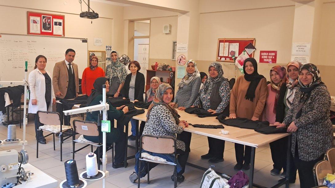 İlçe Milli Eğitim Müdürümüz İsmail Güven Halk Eğitim Merkezinde Gazze'ye yardım kampanyasında Eşofman takımı üretimini yerinde inceledi.