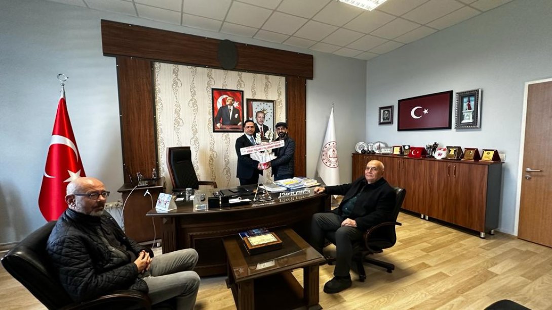 Simav Ticaret ve Sanayi Odası Başkanı Şeref Kazcıoğlu ve Başkan Yardımcısı Metin Baykara İlçe Milli Eğitim Müdürümüz İsmail Güven'e hayırlı olsun ziyaretinde bulundu.