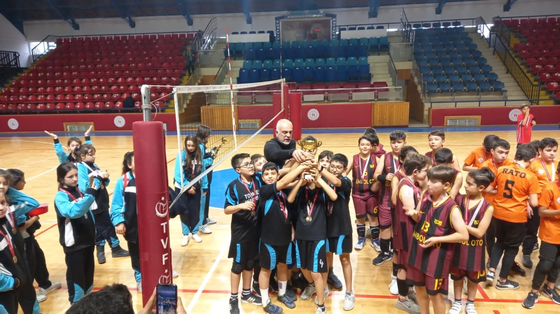  Kütahya'da yapılan voleybol turnuvalarında Osmanbey Ortaokulu küçük kızlar ve erkekler voleybol takımımız il şampiyonu oldu.
