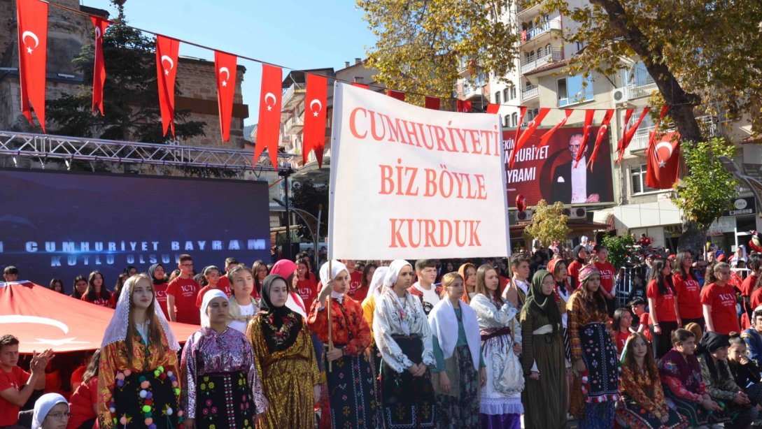 Cumhuriyetimizin 101. Yıldönümü İlçemizde Coşkuyla Kutlandı