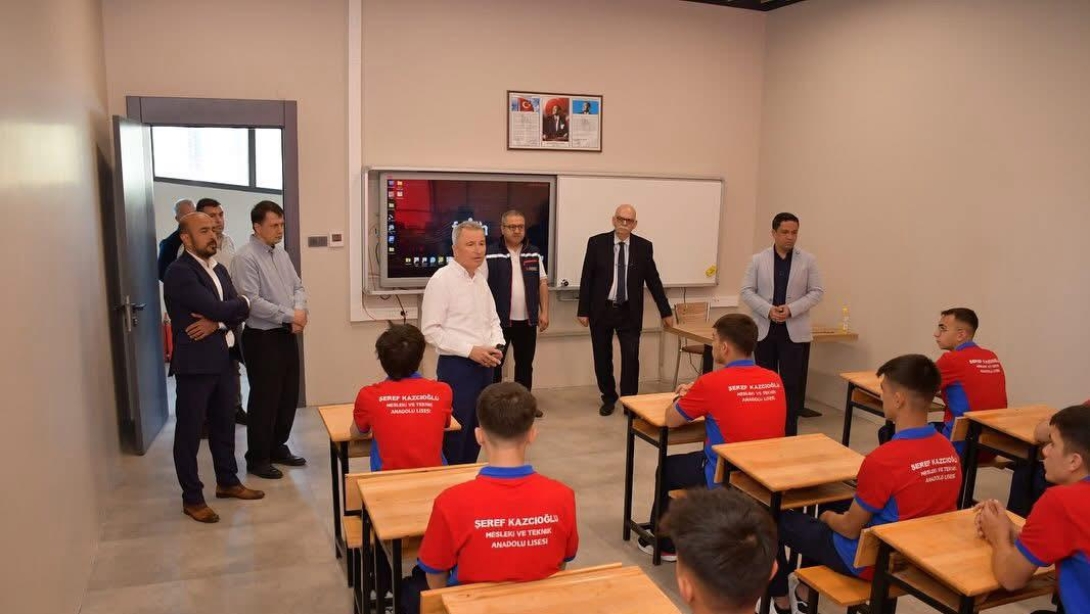 Nitelikli insan gücü yetiştirme hedefiyle hayata geçirilen Sektöre Entegre Okul modeli kapsamında, Türkiye genelinde ilk defa ilçemizde açılan Şeref Kazcıoğlu Mesleki ve Teknik Anadolu Lisesi eğitim-öğretim hayatına başladı.