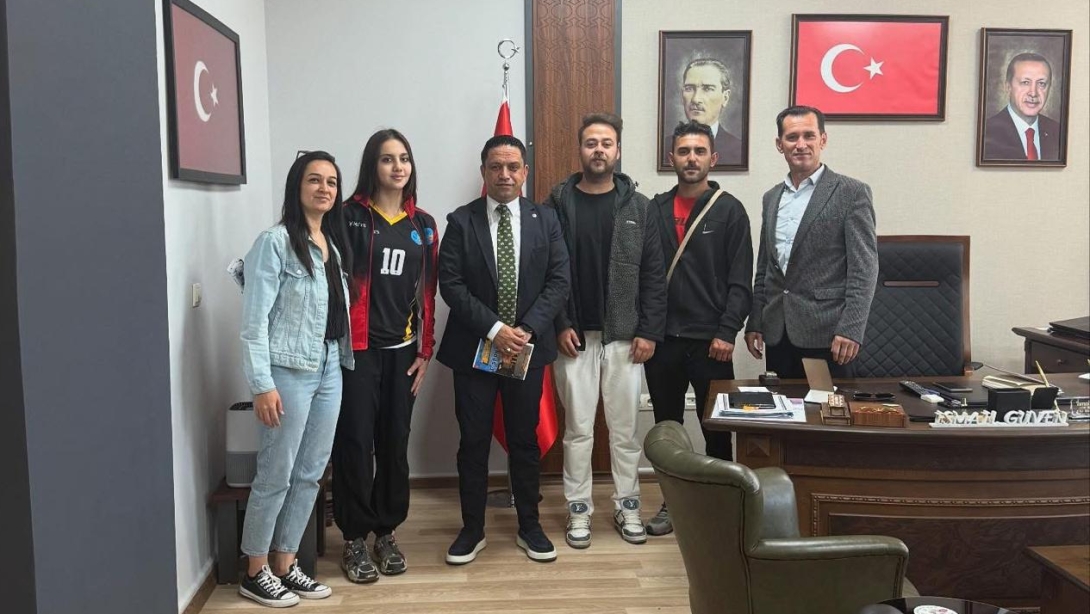 Pazarlar Spor Lisesi okul müdürü, öğretmenleri ve öğrencileri, Simav İlçe Milli Eğitim Müdürümüz Sayın İsmail Güven'i makamında ziyaret etti.
