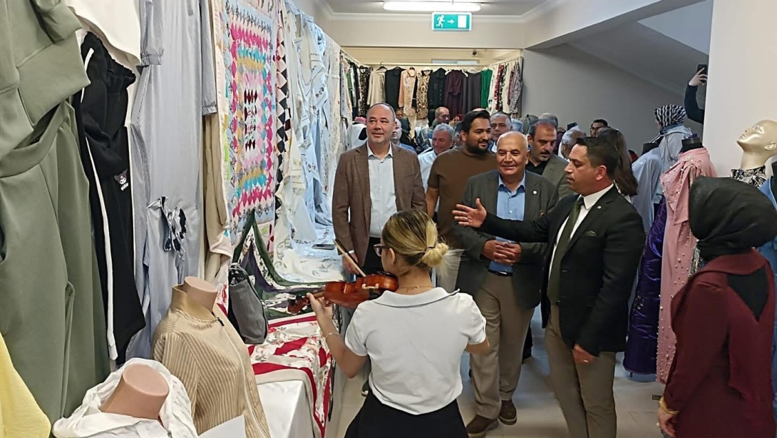 Simav Halk Eğitim Merkezi tarafından düzenlenen Yıl Sonu Sergisi, İlçe Milli Eğitim Müdürümüz Sayın İsmail Güven'in katılımıyla gerçekleştirildi.